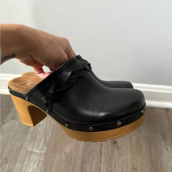 Clark’s Artisan Ledella Meg Black Leather Clogs Mule Heels Wooden Heel Size 6
